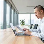 Minimalist Büro mit Frau und Stadtpanorama
