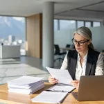 Professionelle Frau in modernem Büro mit Alpenblick